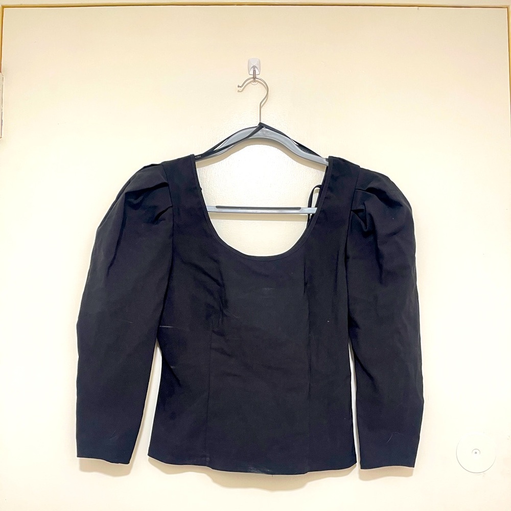 Never worn cute puffy shoulder top